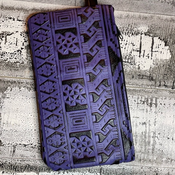 Cowhide Wristlet purple and black Aztec pattern with zipper and detachable strap - Picture 4 of 14